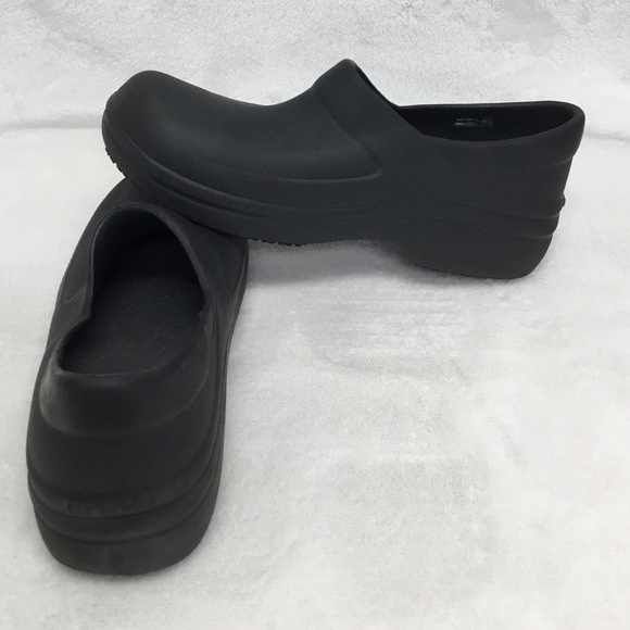 CROCS Black Women’s Size 10 Slip on Clogs - Picture 5 of 6
